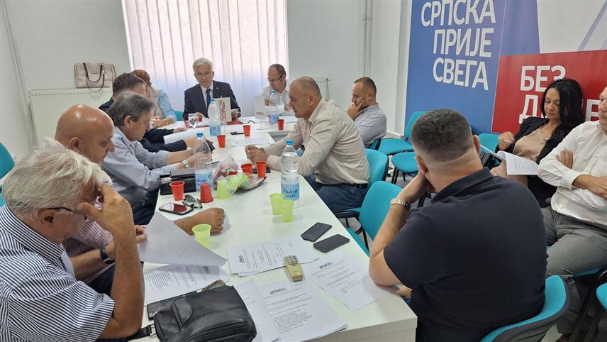 БАЊАЛУКА, 1. СЕПТЕМБРА /СРНА/ - Предсједништво ДЕМОС-а данас је дало пуну подршку новој Влади Републике Српске, која ће сутра бити изабрана.