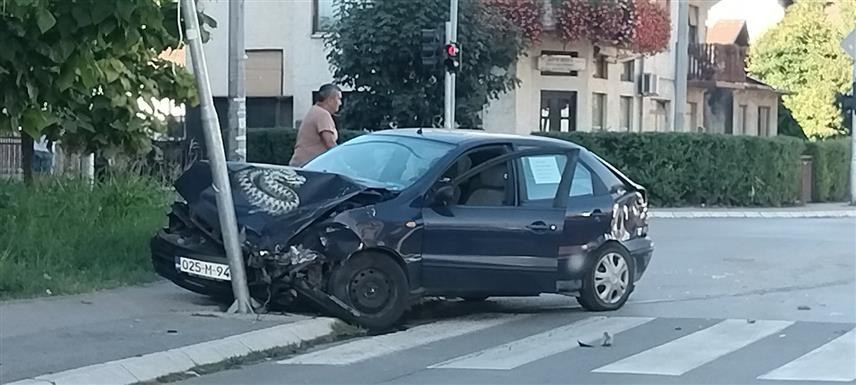 БАЊАЛУКА, 20. СЕПТЕМБРА/СРНА/ - Двије особа повријеђене су данас у саобраћајној несрећи у улици Паве Радана у Бањалуци,у удесу су учествовали аутобус и путничко возило, а повријеђен је један путник из аутобуса и возач аутомобила.