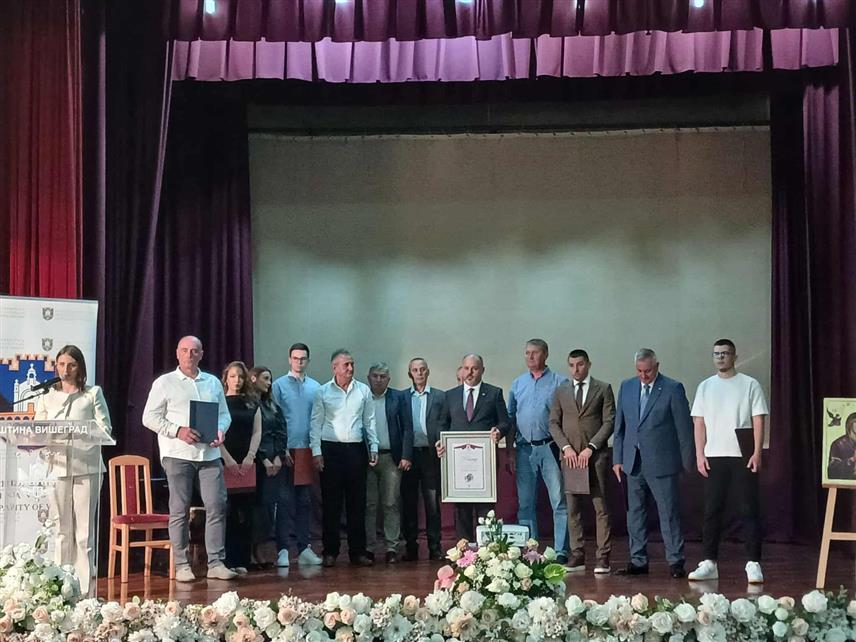 ВИШЕГРАД, 21. СЕПТЕМБРА /СРНА/ - Највиша признања општине Вишеград уручена су данас на свечаној академији поводом крсне славе општине Мале Госпојине, а Повељу општине добили су бивши предсједник Владе Републике Српске Радован Вишковић, министар трговине и туризма Денис Шулић и постхумно Момир Радојчић.