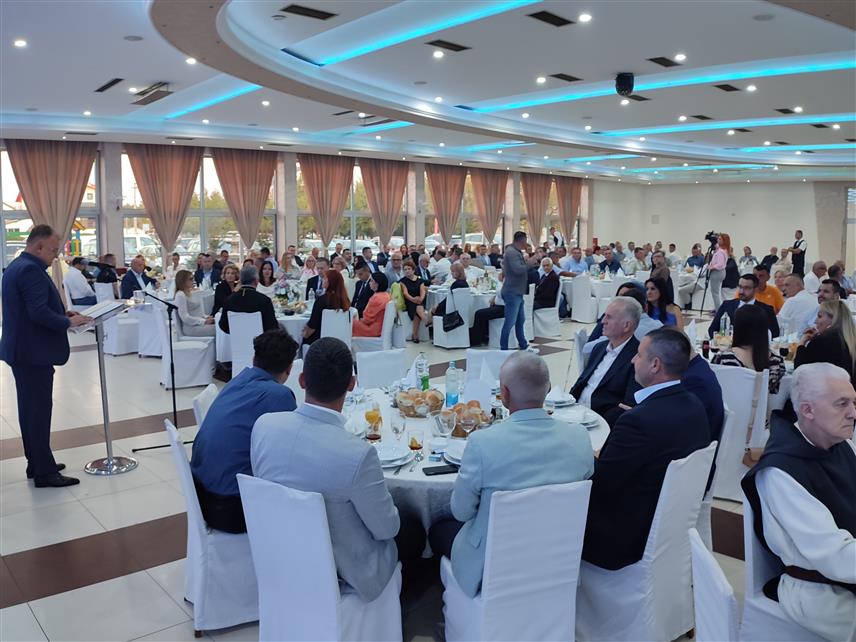 ГРАДИШКА, 21. СЕПTЕМБРА /СРНА/ - Град Градишка је упркос тешкој економској и политичкој ситуацији успио да задржи фискалну и економску стабилност, рекао је градоначелник Градишке Зоран Аџић на свечаном пријему, одржаном поводом славе града Мале Госпојине.