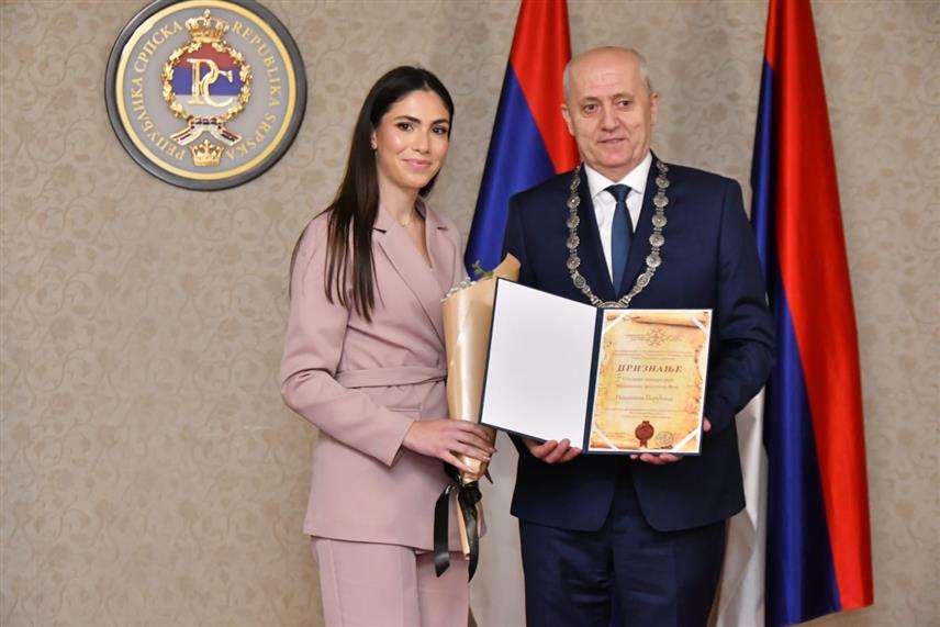 БИЛЕЋА, 21. СЕПТЕМБРА /СРНА/ - Билећанка Николина Перућица проглашена је за студента генерације Медицинског факултета у Фочи, а студиј Специјалне едукације и рехабилитације, односно смјера Логопедија и сурдоаудиологија завршила је са просјеком 9,34.
