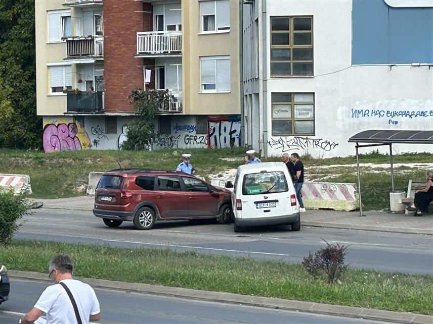 БАЊАЛУКА, 22. СЕПТЕМБРА /СРНА/ - Возач аутомобила повријеђен је у судару са теретним возилом на западном транзиту у Бањалуци.	
