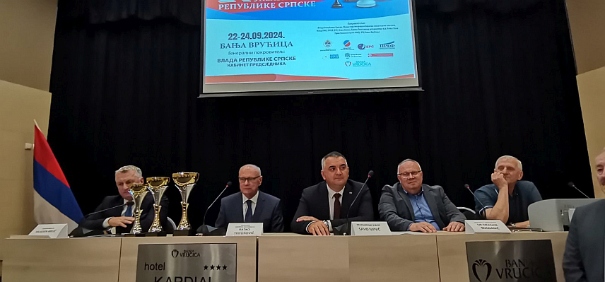 ТЕСЛИЋ, 22. СЕПТЕМБРА /СРНА/ - Премијер Републике Српске Саво Минић рекао је данас да је статус пензионера приоритет и ове Владе и да су први у раду за исплату.