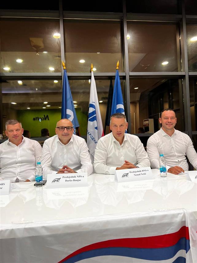 БАЊАЛУКА, 23. СЕПТЕМБРА /СРНА/ - Предсједник ДНС-а Ненад Нешић је заједно са предсједником НПС-а Дарком Бањцем одржао састанак са Општинским одбором у Источном Новом Сарајеву којем је присуствовао велики број чланова и симпатизера.