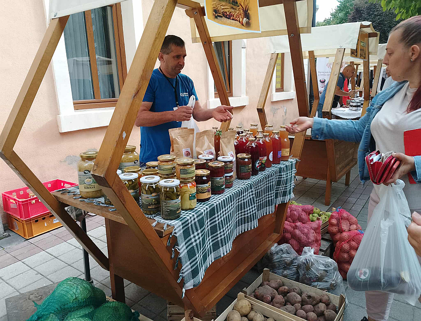 НОВИ ГРАД, 23. СЕПТЕМБРА /СРНА/ - Манифестација "Дани нашег села", која је почела данас у Новом Граду, окупила је 30 излагача из ове и сусједних локалних заједница.	
