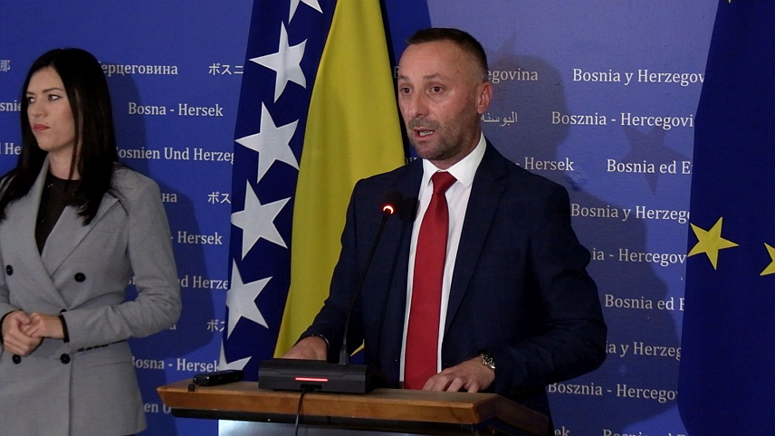 САРАЈЕВО, 23. СЕПТЕМБРА /СРНА/ - Посланик Клуба СНСД-а у Представничком дому Парламентарне скупштине БиХ Милорад Којић и шеф Клуба посланика СНСД-а у Представничком дому Парламентарне скупштине БиХ Сања Вулић на конференцији за новинаре.