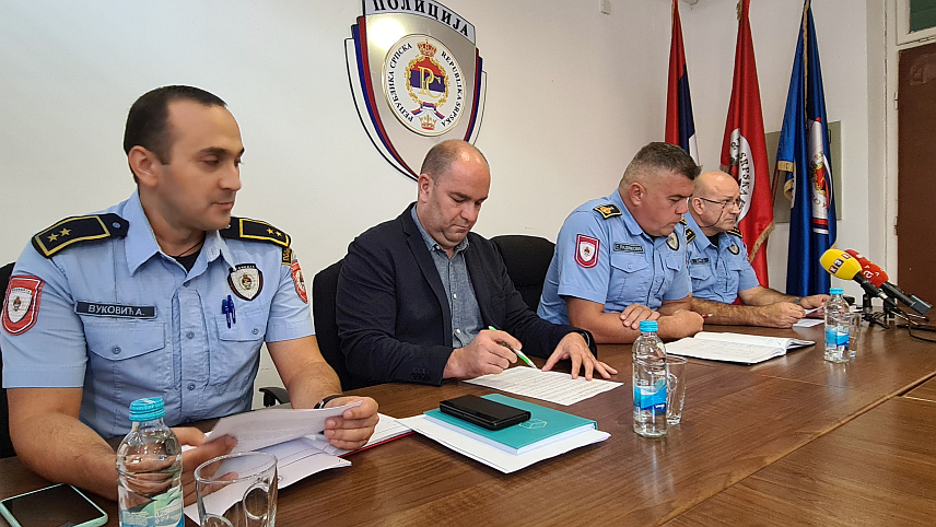 ДОБОЈ, 24. СЕПТЕМБРА /СРНА/ - Начелник Полицијске управе Добој Слободан Радиковић, начелник Сектора криминалистичке полиције Драган Сушић и начелник Сектора полиције Боро Зарић на конференцији за новинаре.