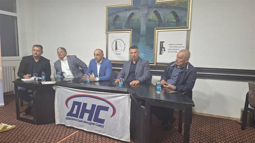БАЊАЛУКА, 24. СЕПТЕМБРА /СРНА/ - Предсједник ДНС-а Ненад Нешић је са лидером НПС-а Дарком Бањцем посјетио Општински одбор у Вишеграду.