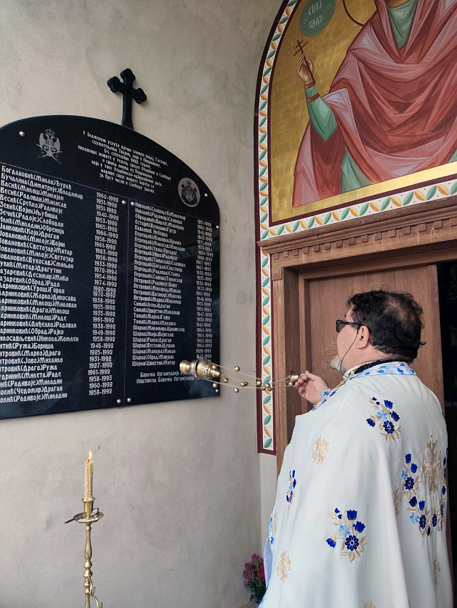 СРЕБРЕНИЦА, 24. СЕПТЕМБРА /СРНА/ - У Цркви Свете великомученице Марине у Подравању код Сребренице данас је служен парастос за 60 Срба - мјештана овог села погинулих у протеклом Одбрамбено-отаџбинском рату, од којих су 32 цивила и војника убијена на данашњи дан 1992. године.	
