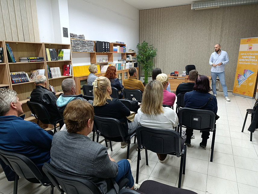 МРКОЊИЋ ГРАД, 24. СЕПТЕМБРА /СРНА/ - У Мркоњић Граду вечерас је промовисан роман "Ораховац рововима омеђен" Борислава Косановића - други дио трилогије о страдалном Косову и Метохији који говори о најтежим тренуцима у ратом обухваћеном Ораховцу.