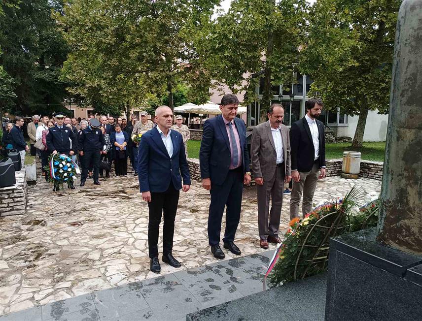 НОВИ ГРАД, 25. СЕПТЕМБРА /СРНА/ - У Новом Граду данас је обиљежено 30 година од одбране ове општине од Хрватске војске и јединица Петог корпуса Армије БиХ из Цазинске крајине, где је код спомен-обиљежја погинулим борцима Војске Републике Српске служен парастос и положени вијенци.