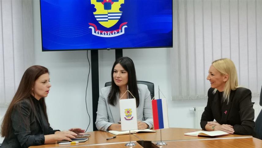 ДОБОЈ, 25. СЕПТЕМБРА /СРНА/ - Епидемиолог Домa здравља у Добоју Ана Ћеклић Стевановић, замјеник градоначелника Добоја Дијана Каленић и Тања Петровић Јешић, координатор Мултидисциплинарног центра за промоцију здравља, превенцију болести, стања и повреда у добојском Дому здравља.