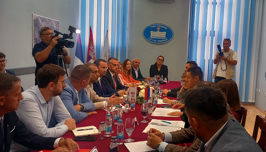 ТРЕБИЊЕ, 25. СЕПТЕМБРА /СРНА/ - У Требињу је данас одржан састанак делегације Владе Републике Српске са градоначелником Мирком Ћурићем. На састанку који је одржан у Градској управи учествовали су министар финансија Републике Српске Зора Видовић, министар пољопривреде, шумарства и водопривреде Анђелка Кузмић, министар трговине и туризма Денис Шулић и министар за европске интеграције и међународну сарадњу Златан Клокић.	