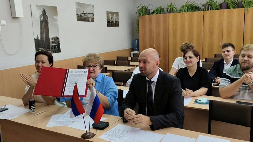 ИСТОЧНО САРАЈЕВО, 26. СЕПТЕМБРА /СРНА/ - Директор Средњошколског центра "Пале" Борислав Влачић и директор Гимназије "Сергеј Пахно" из Краснодара Свјетлана Фјодоровна потписали су данас споразум о сарадњи с циљем успостављања партнерских односа и јачања веза двије школе.