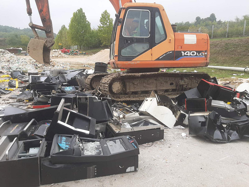 БАЊАЛУКА, 26. СЕПТЕМБРА /СРНА/ - Републичка управа за игре на срећу уништила је данас 96 предмета кориштених за илегално приређивање игара на срећу, чиме је настављена интензивна активност на сузбијању сиве зоне у тој области у Републици Српској.