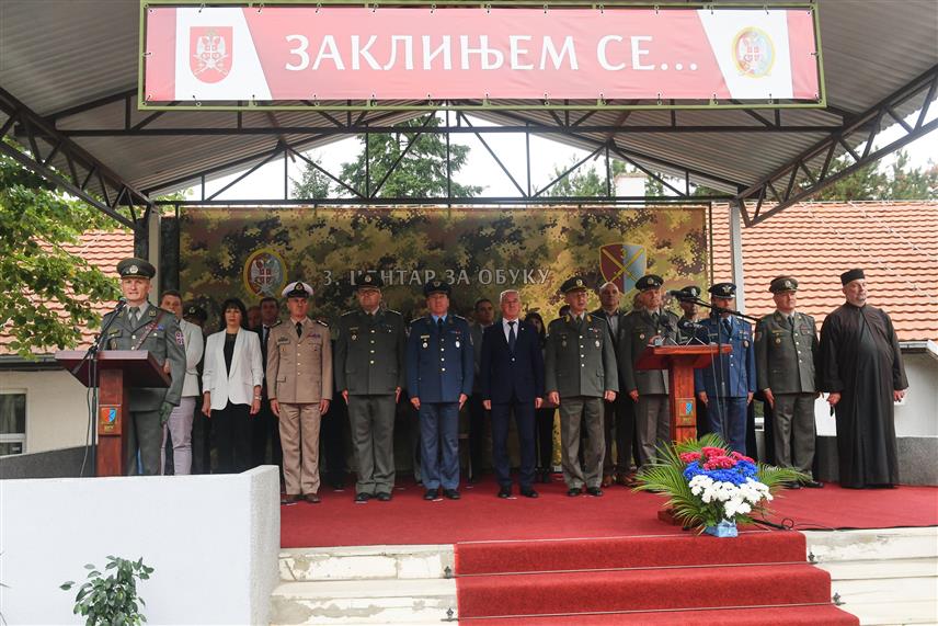 БЕОГРАД, 26. СЕПТЕМБРА /СРНА/ - Војничку заклетву у београдској касарни "Генерал Јован Мишковић" на Бањици данас су положили Кадети 150. класе Војне академије, 17. класе Медицинског факултета Војномедицинске академије и слушаоци војностручног оспособљавања за резервне официре септембарске класе.	