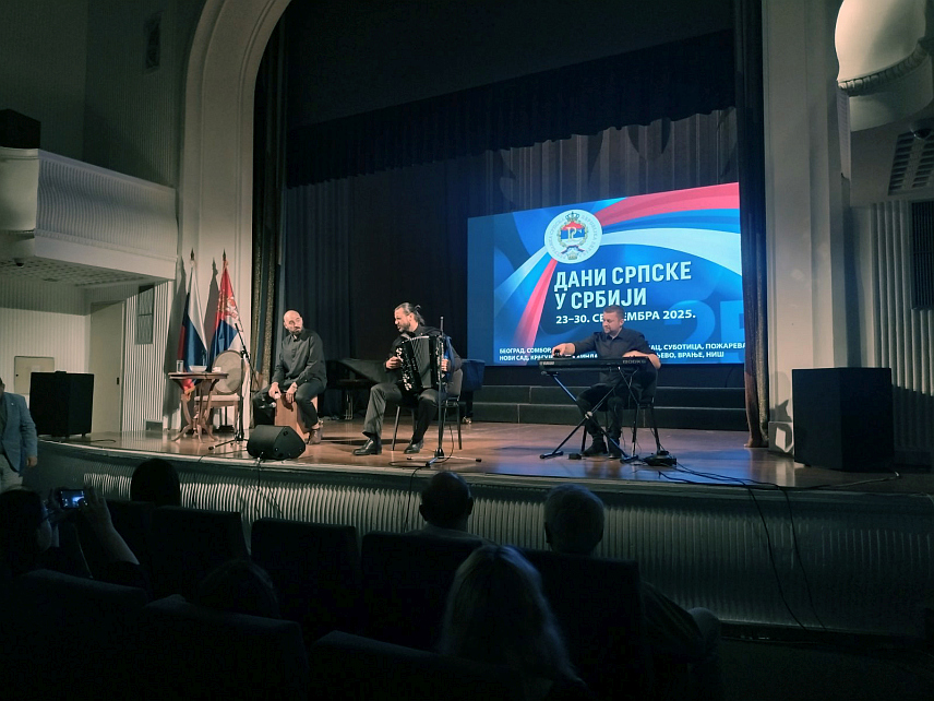 БЕОГРАД, 26. СЕПTЕМБРА /СРНА/ - У Руском дому у Београду вечерас је у оквиру манифестације "Дани Српске у Србији" изведен поетско-музички перформанс "Дипломатски пут Иве Андрића" у извођењу Душанa Секулићa и трија.	