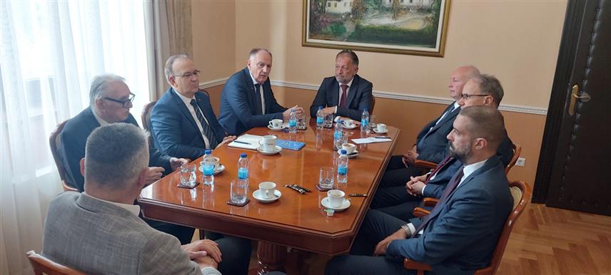 БАЊАЛУКА, 27. СЕПТЕМБРА /СРНА/ - Предсједник Академије наука и умјетности Републике Српске /АНУРС/ Драгољуб Мирјанић и предсједник Владе Србије Ђуро Мацут истакли су током састанка у Бањалуци да су сарадња Србије и Републике Српске од виталног значаја, а да су наука, истраживање, умјетност и култура области које доприносе цјелокупном оснаживању и развоју друштва.