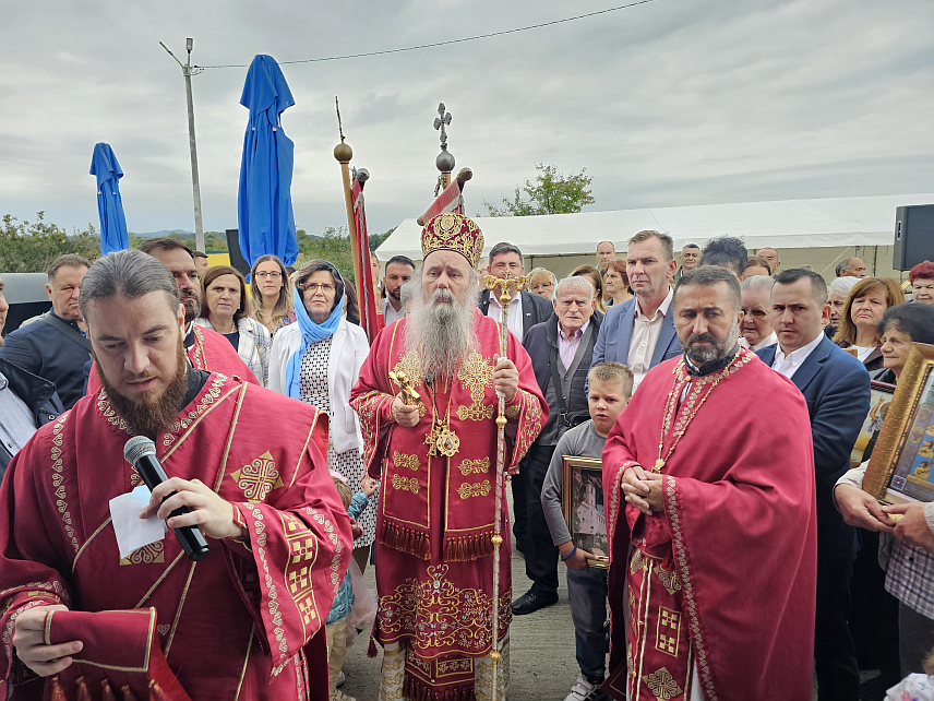 БИЈЕЉИНА, 27. СЕПТЕМБРА /СРНА/ - Његово високопреосвештенство митрополит зворничко-тузлански Фотије служио је данас свету архијерејску литургију у Манастиру Часног крста у Сувом Пољу код Бијељине, поводом славе светиње.