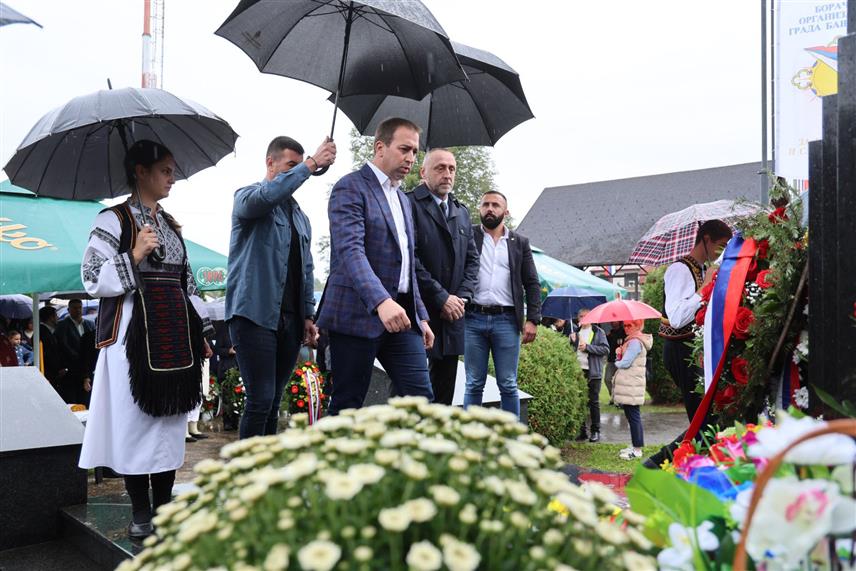 БАЊАЛУКА, 28. СЕПТЕМБРА /СРНА/ - Министар правде Горан Селак и министар рада и борачко-инвалидске заштите Даниjел Егић положили су данас, у име Владе Републике Српске, вијенац на спомен-плочу погинулим борцима Војске Републике Српске у Пискавици код Бањалуке.