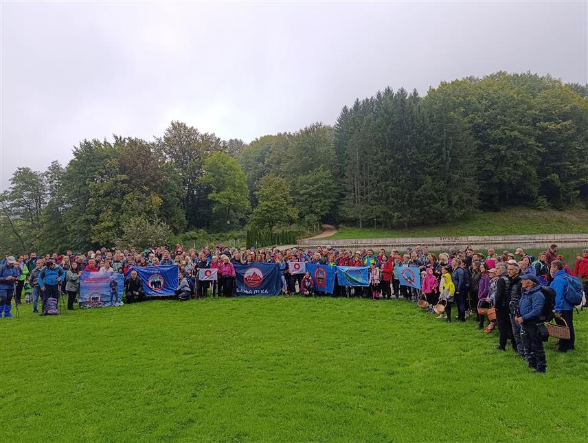 МРКОЊИЋ ГРАД, 28. СЕПТЕМБРА /СРНА/ - На Балкани код Мркоњић Града данас је одржана традиционална манифестација "Дани гљива", а више од 250 учесника било је у прилици да на ширем локалитету овог подручја бере гљиве, планинари, слуша едукативно предавање и погледа изложбу гљива.