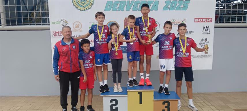 ПРЊАВОР, 28. СЕПТЕМБРА /СРНА/ - Чланови Атлетског клуба /АК/ "Прњавор" на данашњој Међународној уличној трци "Дервентска десетка" освојили су пет медаља, од чега четири златне и једну сребрну, потврдио је вечерас за Срну предсједник клуба Жељко Петровић.