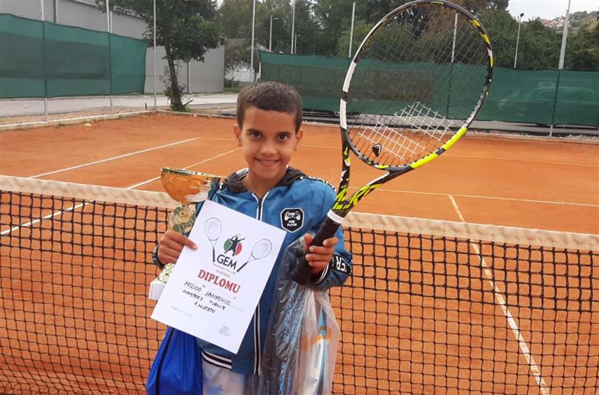 САРАЈЕВО, 29. СЕПТЕМБРА /СРНА/ - Милош Јанковић из Тениског клуба "Фоча" и Фарах Варупа из Тениског клуба "Бусовача" побједници су завршног мастерса осам најбољих тенисера узраста до 10 година, који је одржан на теренима Тениског клуба "Гем" у Сарајеву.