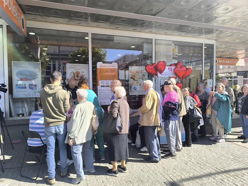 ПРИЈЕДОР, 29. СЕПТЕМБРА /СРНА/ - Центар за промоцију здравља и превенцију болести Дом здравља Приједор организовао је данас за грађане Приједора бесплатно снимање ЕКГ-а, на које се одазвало 15 Приједорчана, као и бесплатно мјерење крвног притиска, холестерола и шећера у крви.	