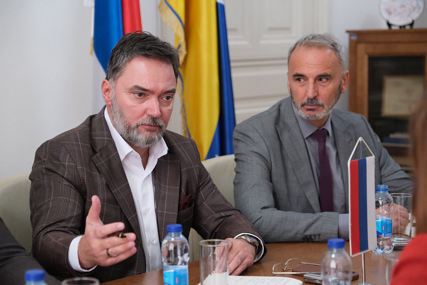 САРАЈЕВО, 29. СЕПТЕМБРА /СРНА/ - Министар спољне трговине и економских односа у Савјету министара Сташа Кошарац састао се данас са представницима месопрерађивачке индустрије из Федерације БиХ /ФБиХ/.	