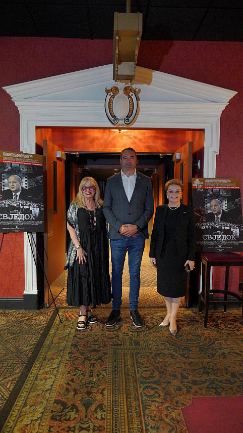 БАЊАЛУКА, 29. СЕПТЕМБРА /СРНА/ - У Чикагу је у оквиру Српског филмског фестивала приказан документарни филм "Свједок" Дениса Бојића који доноси потресна свједочанства и вриједну архиву познатог љекара Зорана Станковића о страдању српског народа током ратних деведесетих.	