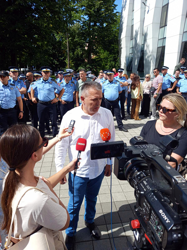 БАЊАЛУКА, 2. СЕПТЕМБРА /СРНА/ - Начелник Одјељења за општи криминалитет Полицијске управе Бањалука Синиша Којдић позвао је данас грађане у Републици Српској да подрже полицију и да заједно, са правосудним институцијама, раде на повећању нивоа безбједности.
