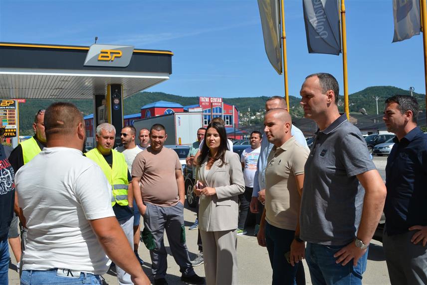 ДОБОЈ, 2. СЕПТЕМБРА /СРНА/ - Град Добој подржао је захтјеве превозника који су принуђени да протестима траже правду и заштиту свог рада и достојанства.