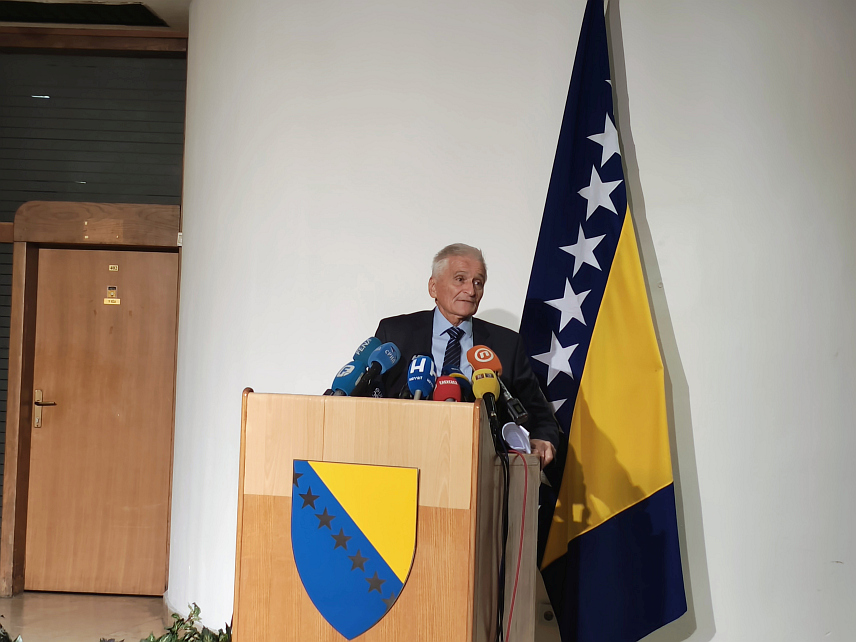 САРАЈЕВО, 30. СЕПТЕМБРА /СРНА/ - Предсједавајући Дома народа Никола Шпирић на конференцији за новинаре у Сарајеву.