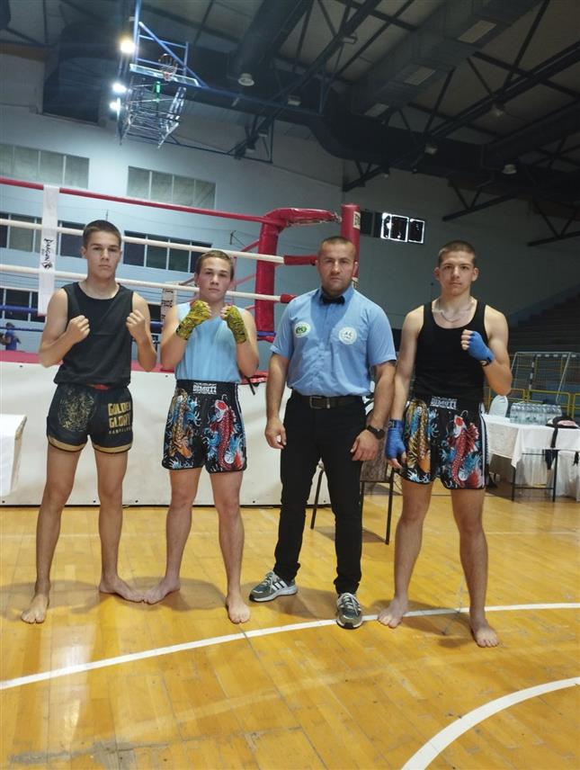 БАЊАЛУКА, 30. СЕПТЕМБРА /СРНА/ - Чланови Клуба у тајландском боксу "Голден глори" из Бањалуке постигли су историјски успјех на меморијалном турниру у Љубушком, гдје су у свим категоријама у којим су наступили освојили златне медаље.