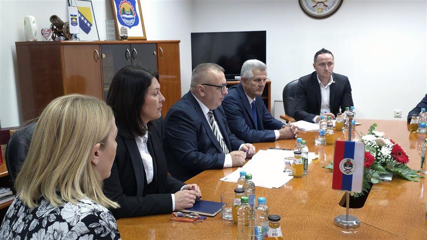 МОДРИЧА, 30. СЕПТЕМБРА /СРНА/ - Премијер Републике Српске Саво Минић , министар просвјете и културе Републике Српске Боривоје Голубовић и министар за просторно уређење, грађевинарство и екологију Републике Српске Бојан Випотник на састанку са начелником Модриче Јовицом Радуловићем.