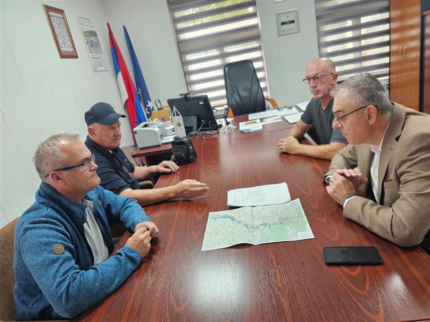 ТЕСЛИЋ, 3. СЕПТЕМБРА /СРНА/ - Градоначелник Теслића Милан Миличевић данас је одржао састанак са представницима бањалучке Канцеларије Центра за уклањање мина у БиХ и извођачима радова које финансира ЕУ.