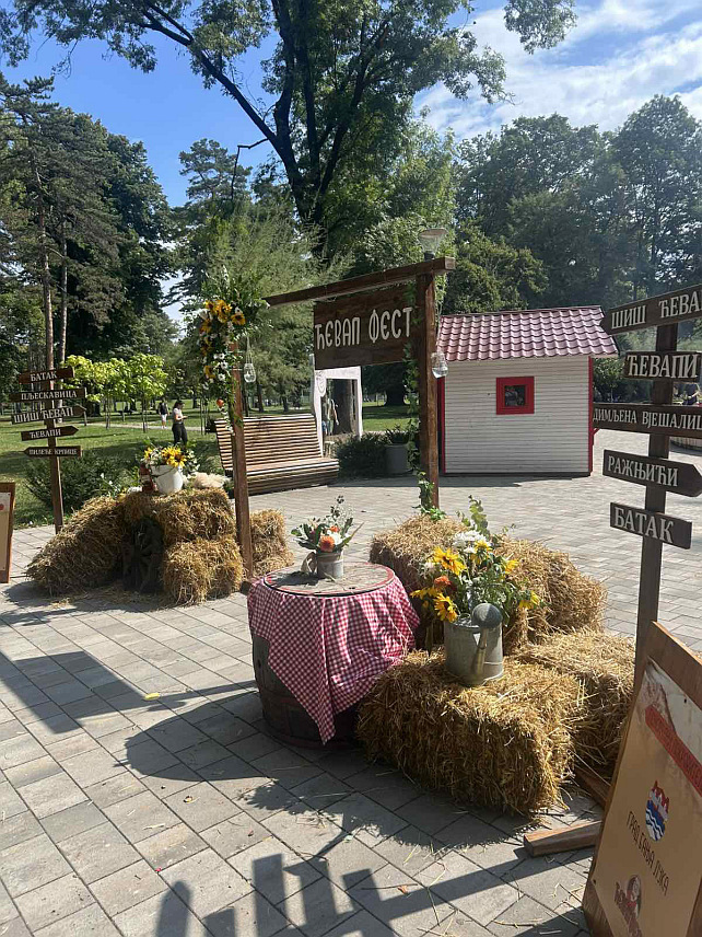 БАЊАЛУКА, 4. СЕПTЕМБРА /СРНА/ - У бањалучком Парку Младена Стојановића почео је "Ћевап фест", манифестација која је посвећена промоцији бањалучког ћевапа.