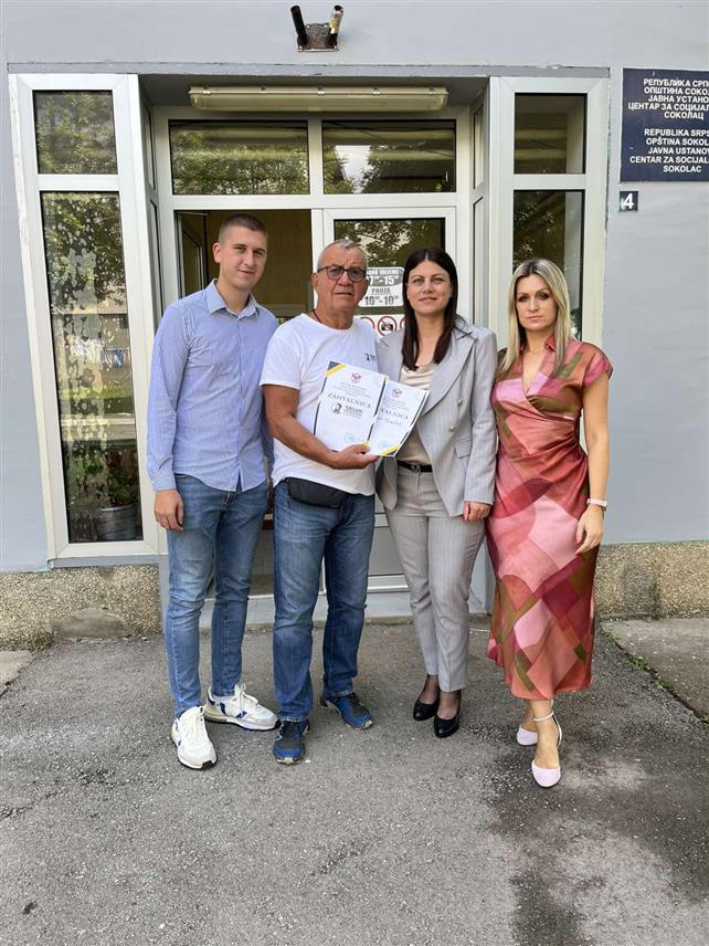 СОКОЛАЦ, 4. СЕПTЕМБРА /СРНА/ - Представник Фондације "Петар Други Петровић Његош" Давор Tеншек, у сарадњи са соколачким Центром за социјални рад, удручио је данас у Сокоцу новчану помоћ за 20 вишечланих породица.