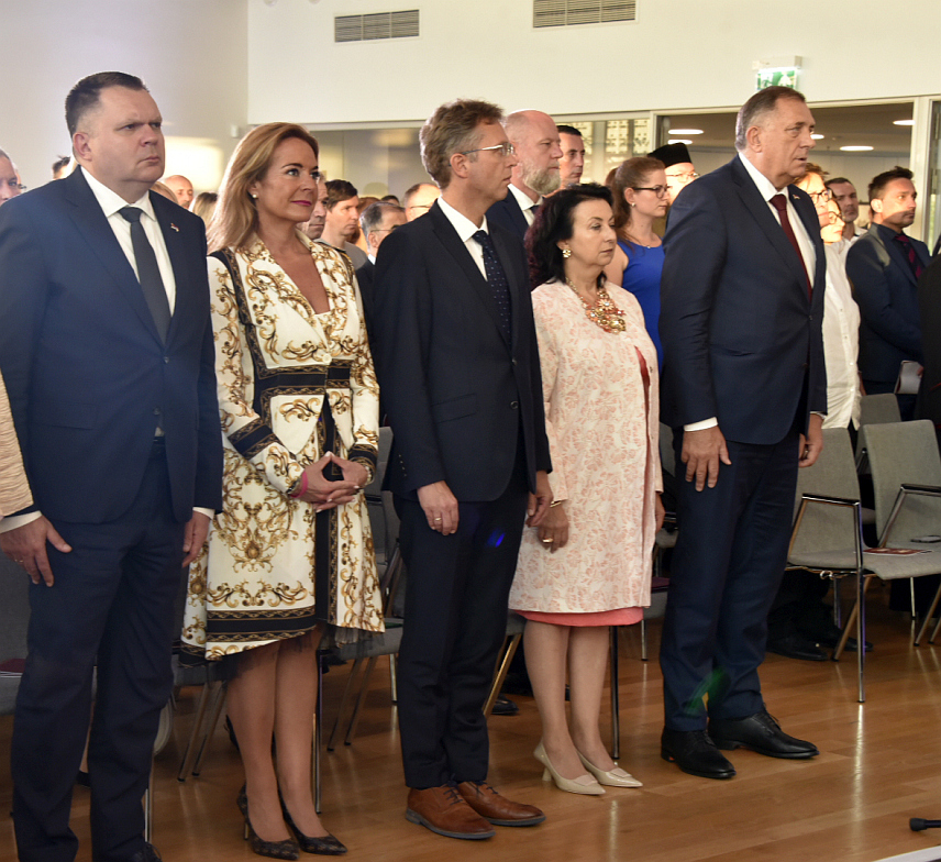 БУДИМПЕШТА, 4. СЕПТЕМБРА /СРНА/ - Предсједник Републике Српске Милорад Додик присуствује манифестацији "Српски дани - мјесец српске културе у Мађарској" која је отворена вечерас у Етнографском музеју у Будимпешти, јавио је новинар Срне