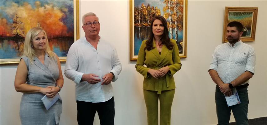 ДОБОЈ, 4. СЕПТЕМБРА /СРНА/ - У Умјетничкој галерији добојског Центра за културу и образовање вечерас је отворена ликовна изложба "Говор боје" аматерског сликара Тихомира Глигорића из овог града, којом је почела јесења изложбена сезона ове културне установе.