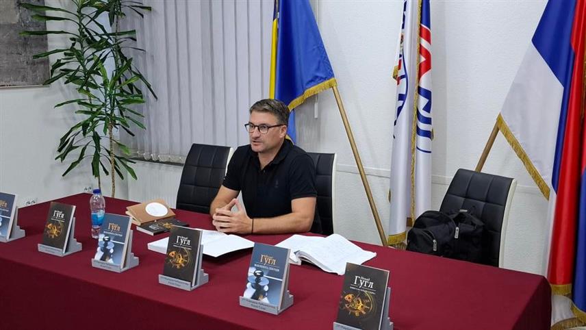 НОВИ ГРАД, 4. СЕПТЕМБРА /СРНА/ - У организацији Народне библиотеке "Младен Ољача" вечерас је у Новом Граду одржано књижевно вече са Ненадом Гуглом, професором српског језика, књижевником, предавачем и мотивационим говорником.