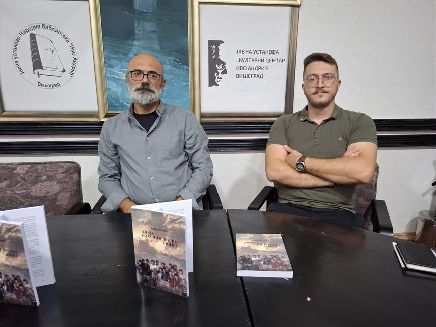 ВИШЕГРАД, 4. СЕПТЕМБРА /СРНА/ - У Вишеграду вечерас је представљена књига "Дјеца коју није волио свијет" аутора Бојана Вегаре, у којој су описана ратна страдања Срба у мјесту Хаџићи код Сарајева из угла дванаестогодишњака.
