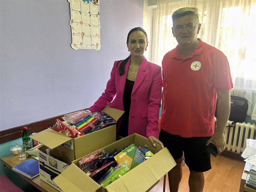 СОКОЛАЦ, 5. СЕПTЕМБРА /СРНА/ - Представници Црвеног крста Соколац уручили су данас вртићу у овој локалној заједници три пакета школског прибора прикуљеног у хуманитрној акцији коју су спровели волонтери ове хуманитарне организације.