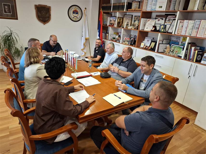 ВИШЕГРАД, 5. СЕПТЕМБРА /СРНА/ - Удружења бродара, рибара и пчелара, као и друга са подручја општине Вишеград у оквиру пројекта "СЕЛС два" у наредне три године добиће око 250.000 КМ, истакнуто је на састанку представника организације "Каритас" и ових удружења.