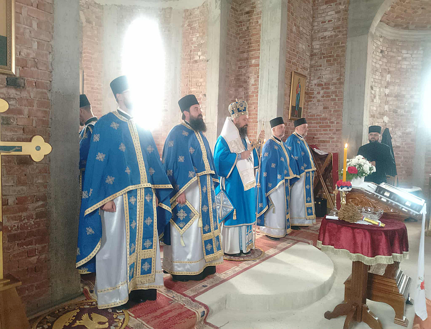 НОВИ ГРАД, 7. СЕПТЕМБРА /СРНА/ - Викар митрополита бањалучког Сава освештао је данас звоно Храма Успења Пресвете Богородице у Пољавницама код Новог Града.