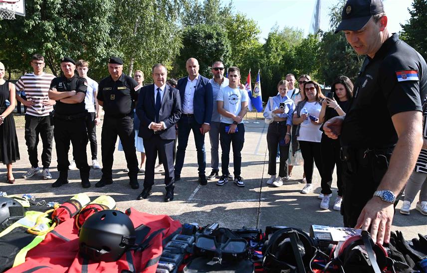 БЕОГРАД, 8. СЕПТЕМБРА /СРНА/ - Министар унутрашњих послова Србије Ивица Дачић данас је, поводом почетка школске године, организовао пријем за дјецу погинулих и рањених полицијских службеника.