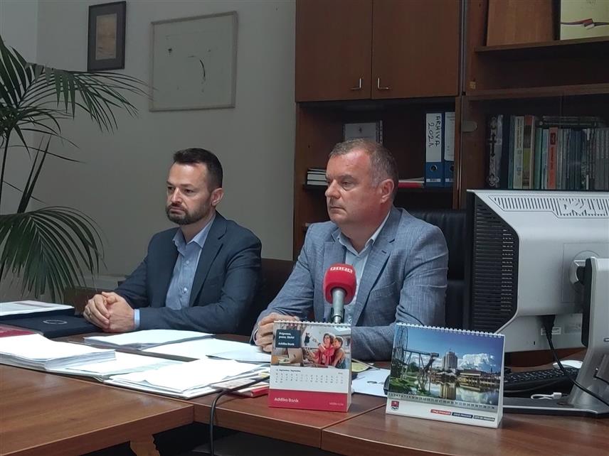 ПРИЈЕДОР, 9. СЕПТЕМБРА /СРНА/ - Директор градског предузећа "Комуналне услуге" Далибор Грабеж и вршилац дужности начелника градског Одјељења за привреду и предузетништво Раде Росић на конференцији за новинаре.