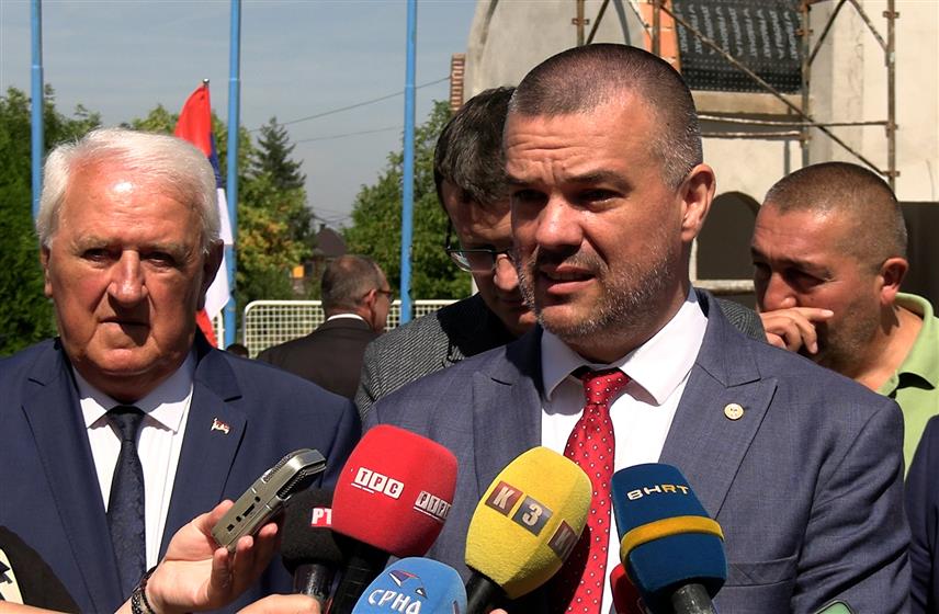 ИСТОЧНО САРАЈЕВО, 9. СЕПТЕМБРА /СРНА/ - Помоћник министра рада и борачко-инвалидске заштите Републике Српске Небојша Видаковић у обраћању новинарима на обиљежавању Дана сјећања на жртве НАТО бомбардовања у Републици Српској у Источном Сарајеву.