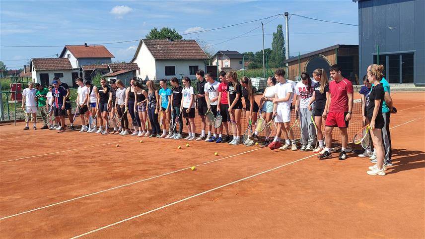ДОБОЈ, 9. СЕПТЕМБРА /СРНА/ - Гимназија "Јован Дучић" из Добоја организовала је данас спортски дан за своје ученике с циљем промоције здравог живота, бављења спортом и социјализације младих.