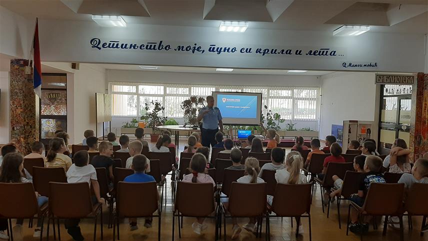 ПРЊАВОР, 9. СЕПТЕМБРА /СРНА/ - Ученицима других разреда Основне школе "Никола Тесла" у Прњавору припадници прњаворске Полицијске станице одржали су данас предавање о безбједном и правилном учествовању пјешака и бициклиста у саобраћају.